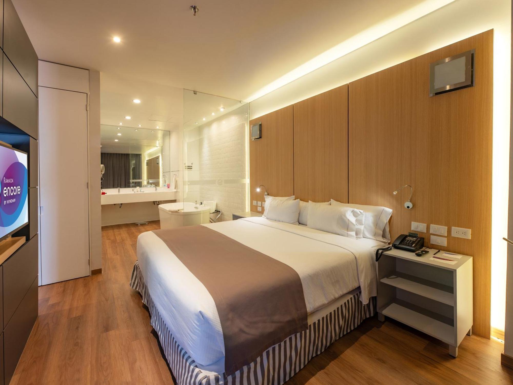 Ramada Encore By Wyndham Queretaro Exterior photo
